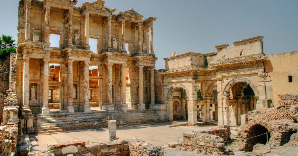 以弗所又譯厄弗所、艾菲索斯或愛菲索斯，是古希臘人在小亞細亞建立的一個大城市，位於加斯他河注入愛琴海的河口，素有東方龐貝之稱，是土耳其旅遊不可錯過的景點之一。