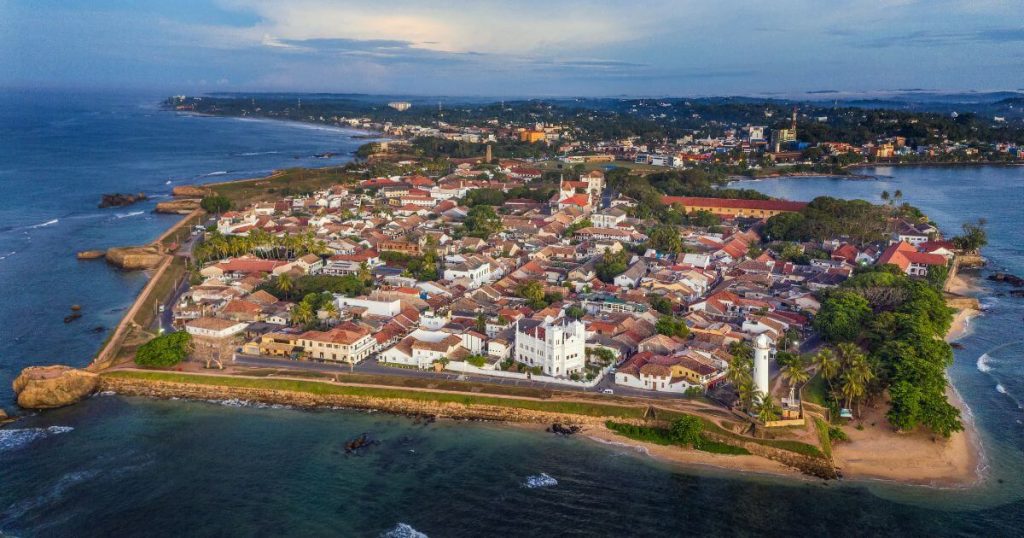 這張鳥瞰圖展示了斯里蘭卡的加耳古城,全城的紅色屋頂與白色建築排列整齊,四周環繞著碧藍的海水,展示了古城的壯觀景色和豐富的歷史遺產。