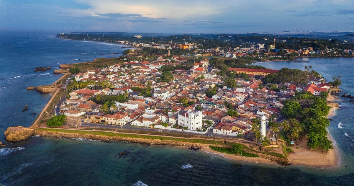 這張鳥瞰圖展示了斯里蘭卡的加耳古城，全城的紅色屋頂與白色建築排列整齊，四周環繞著碧藍的海水，展示了古城的壯觀景色和豐富的歷史遺產。