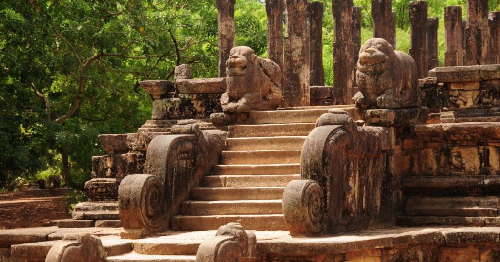 圖片展示了斯里蘭卡波隆納魯瓦古城內的觀眾大廳(Audience Hall),該結構以獅子雕像作為階梯護欄,顯現出古代辛哈勒王朝的建築藝術。階梯旁的獅子象徵著王權與力量,後方的綠樹增添了莊嚴的歷史氛圍。