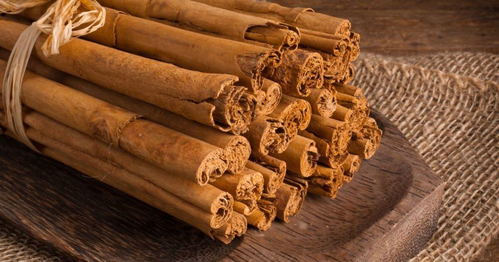 圖片中展示了捆綁好的肉桂棒,棕色的肉桂皮質感清晰可見,呈現出豐富的香料質感。
