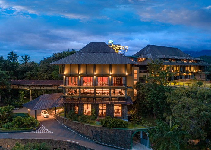 這張圖片展示了位於斯里蘭卡康提的Earl's Regency酒店,該酒店被群山環繞,建築設計融入自然景觀。建築物在夜晚燈光的映照下顯得格外迷人,是該地區知名的高檔住宿選擇之一。