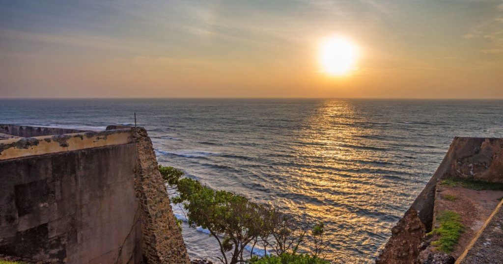 加勒堡的古老石牆延伸至海邊,夕陽西下,海面映照出金色的光芒。這幅壯麗的日落景象,完美地展現了斯里蘭卡加勒堡歷史與自然的和諧共存。