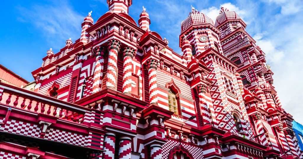 這張圖片展示了斯里蘭卡可倫坡的Jami-Ul-Alfar清真寺，建築風格鮮明，以紅白相間的條紋外牆著稱，整座建築物氣勢宏偉，展現了獨特的文化與宗教氛圍。