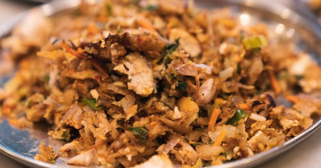 一盤斯里蘭卡街頭美食Kottu,將餅和蔬菜肉類炒在一起。