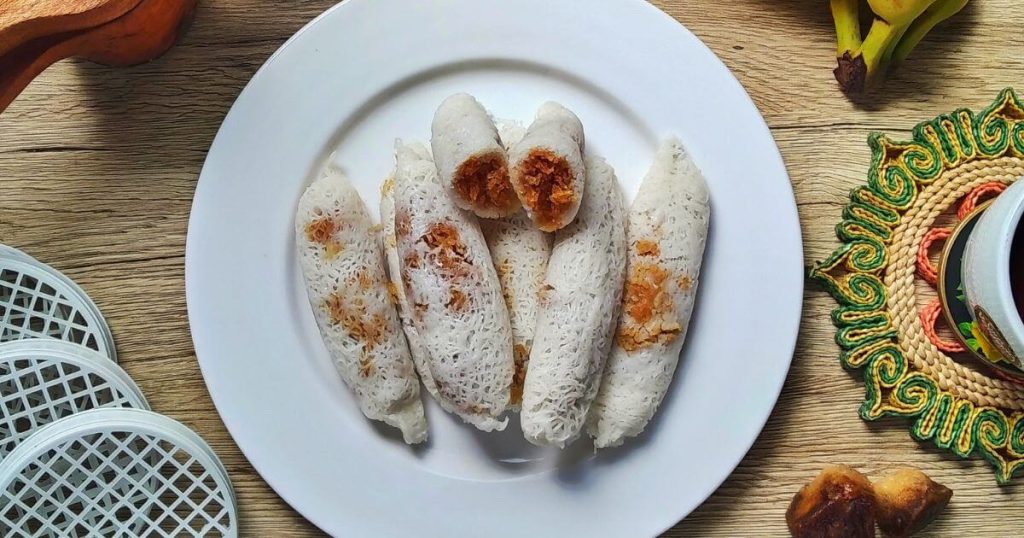 一盤傳統斯里蘭卡甜點Lavariya,米粉製成的卷狀甜點,內餡是椰子與糖蜜。