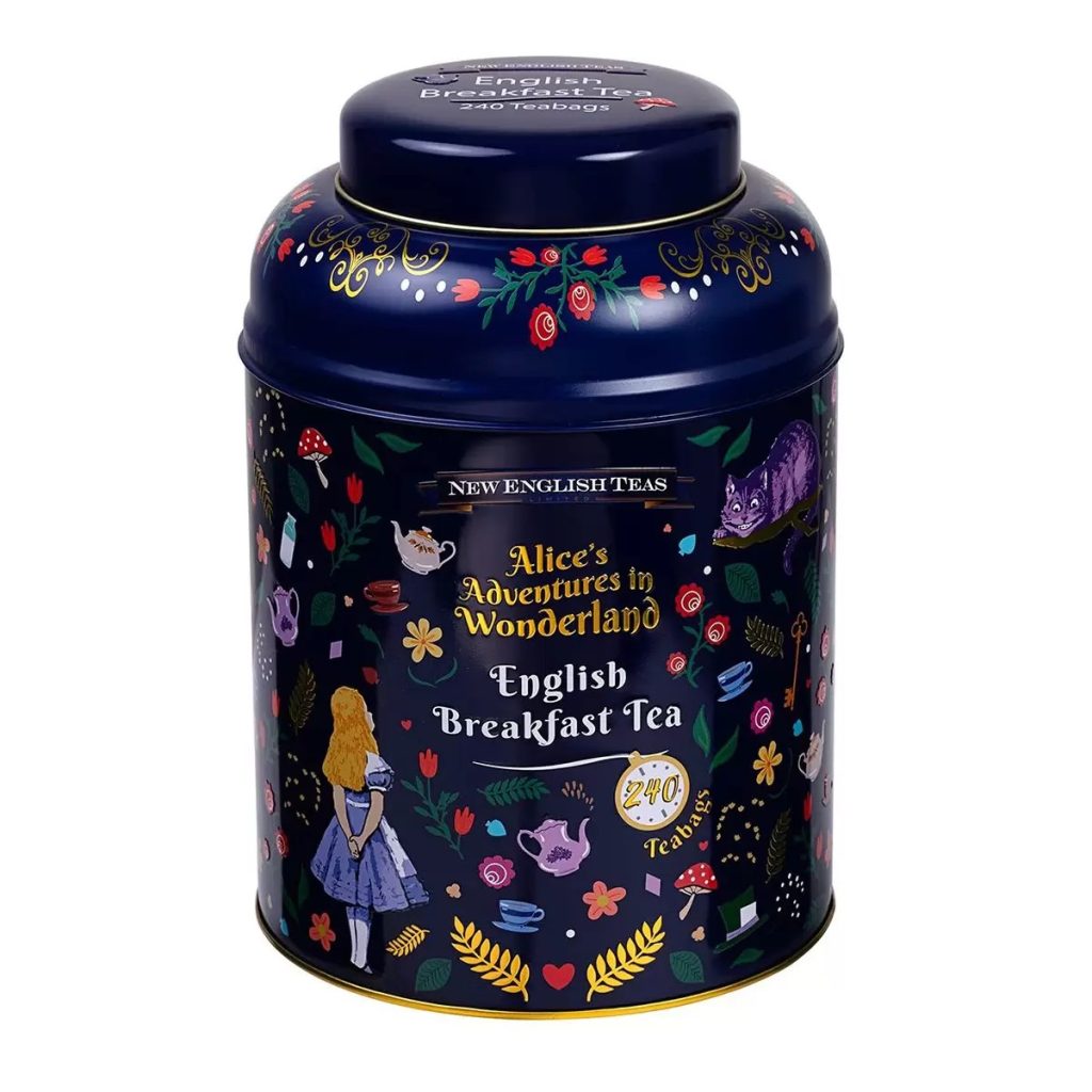 這張圖片展示了「愛麗絲夢遊仙境」主題的英式早餐茶罐子。深藍色的茶罐上繪有愛麗絲和奇幻的場景，包括柴郡貓、茶壺、和經典的仙境元素，罐子內含有240包茶包，非常適合英式早餐茶愛好者。