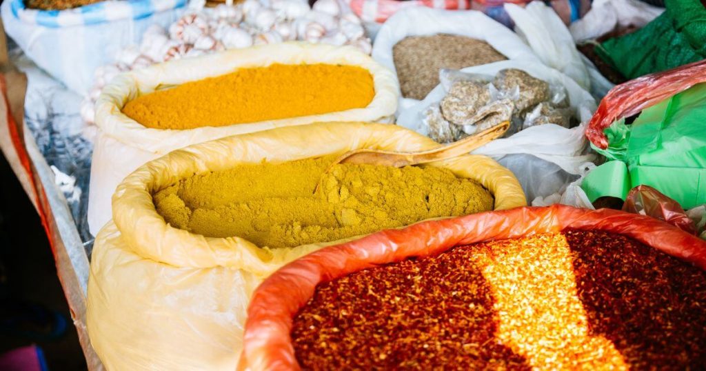 斯里蘭卡市場上盛放的多種香料,包括咖哩粉、紅辣椒等,展示當地豐富的香料文化和飲食傳統。