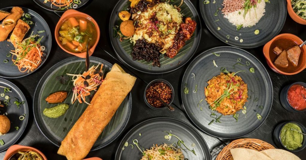 斯里蘭卡傳統美食,擺滿了豐富的菜餚,展現當地特色的香料、烹飪方式以及令人垂涎的菜式。