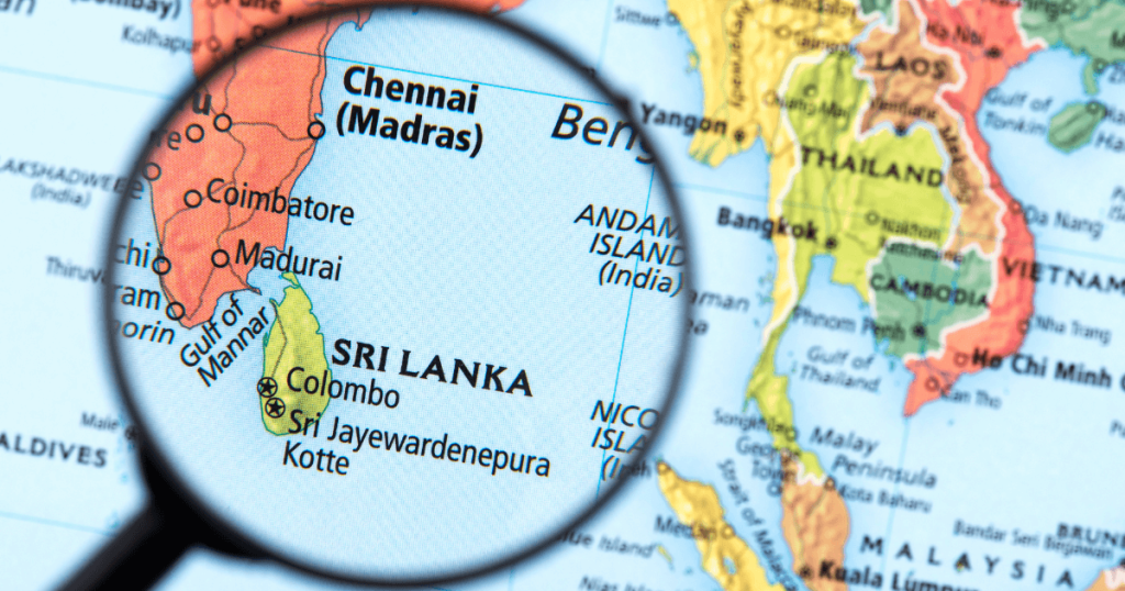 使用放大鏡聚焦斯里蘭卡，展示其在印度南部的位置，並清楚標示首都可倫坡，四周顯示印度次大陸及東南亞地區。