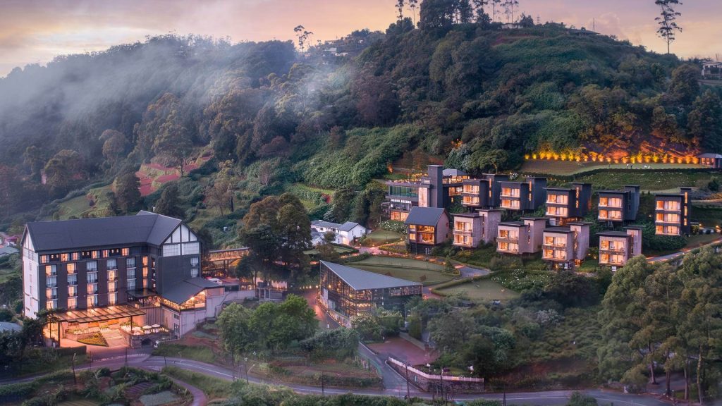 The Golden Ridge Hotel位於斯里蘭卡的山丘上,提供壯麗的山景和奢華的住宿設施。酒店擁有現代化的建築設計與精緻的燈光配置,夜晚氣氛浪漫。