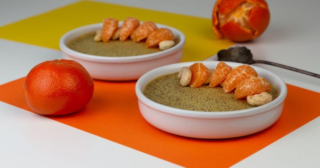 傳統斯里蘭卡甜點Watalappan,椰奶與雞蛋布丁,搭配橘子和腰果裝飾。