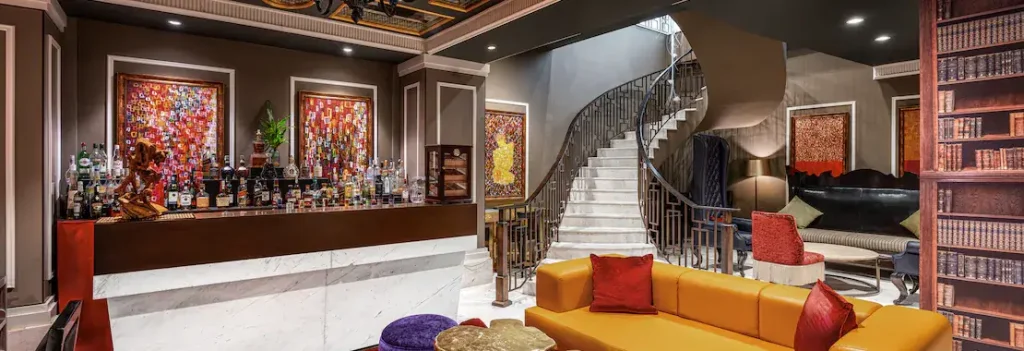 哥倫坡飯店的大廳內設計典雅,酒吧區展現出豐富的色彩與藝術裝飾,營造出奢華的氛圍。