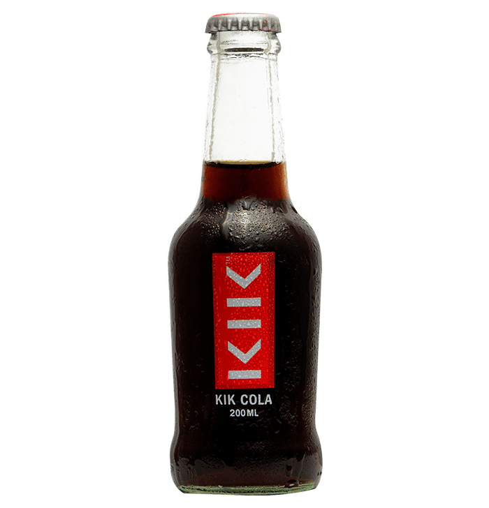 這張圖片展示了一瓶KIK可樂,容量為200毫升,裝在透明玻璃瓶中,瓶身上有KIK的紅色標誌,瓶蓋為銀色。瓶身有些微的水珠,顯示飲料的冰涼感。