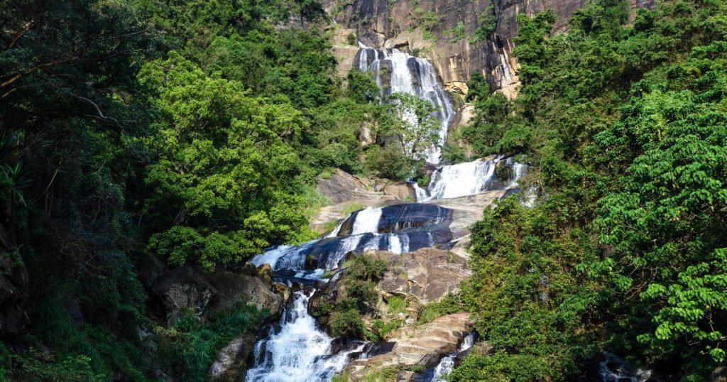 斯里蘭卡最寬的瀑布,喇瓦拉瀑布在綠意盎然的森林中蜿蜒而下,展現了大自然的壯麗景象。