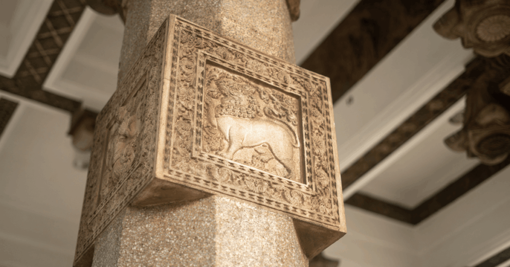 這張圖片展示了斯里蘭卡一根柱子上的精美雕刻,雕刻中可以看到獅子的圖案,這是一種象徵力量與尊貴的傳統元素。斯里蘭卡的建築藝術中經常出現這類富有歷史與文化價值的細節,充分展示了該國的藝術傳承與工藝精湛。