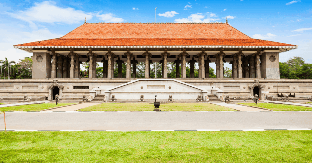 這張圖片展示了斯里蘭卡獨立廣場的壯麗建築,該廣場是該國重要的歷史地標,象徵著斯里蘭卡從英國統治下獲得獨立。廣場的建築風格融合了傳統與現代元素,周圍環繞著綠意盎然的草坪,是當地人民慶祝和紀念獨立的重要場所。