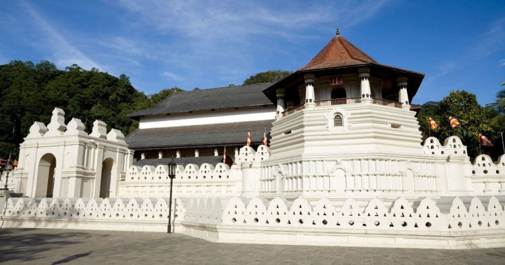 佛牙寺位於康提，是斯里蘭卡最神聖的佛教聖地之一，擁有壯麗的白色建築和佛教旗幟，是全球佛教徒的重要朝聖地。