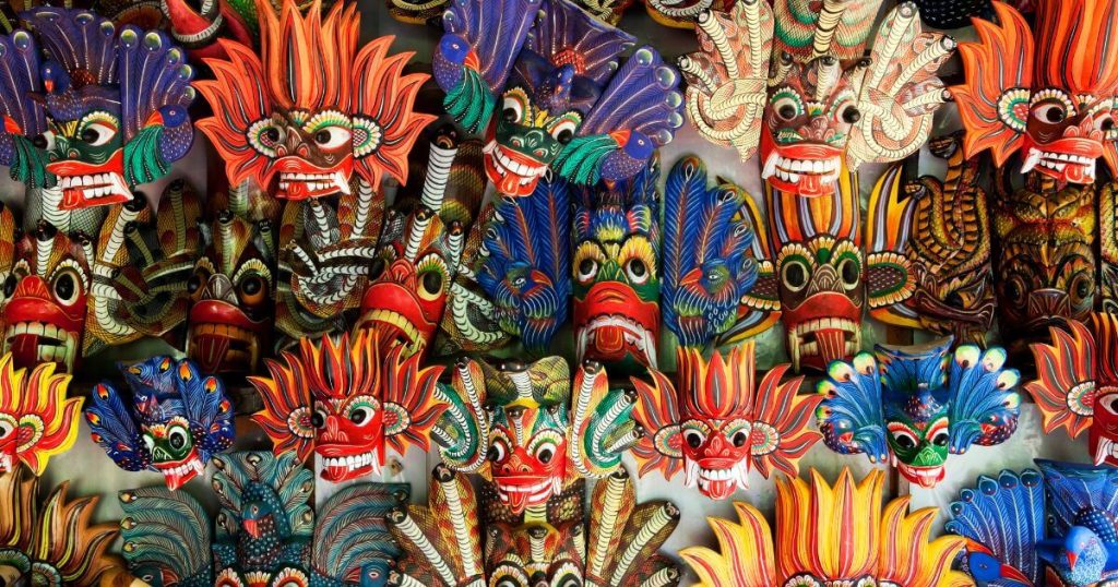 一排色彩鮮豔、造型獨特的斯里蘭卡傳統面具,展現了當地手工藝的豐富文化與藝術價值。