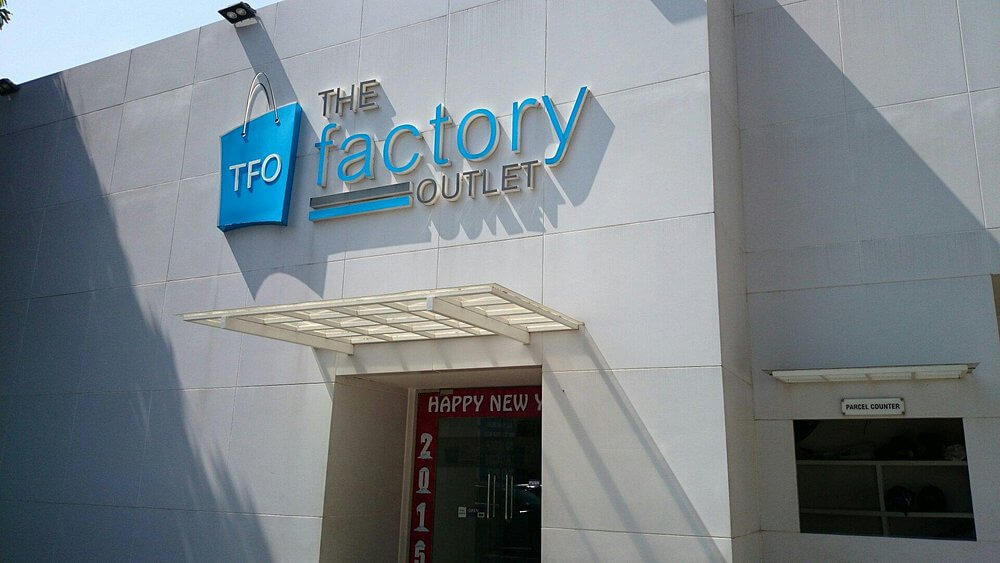 此圖片展示了斯里蘭卡科倫坡的 The Factory Outlet 店面外觀，白色建築搭配藍色招牌，簡潔現代，吸引當地及遊客前來選購實惠商品。