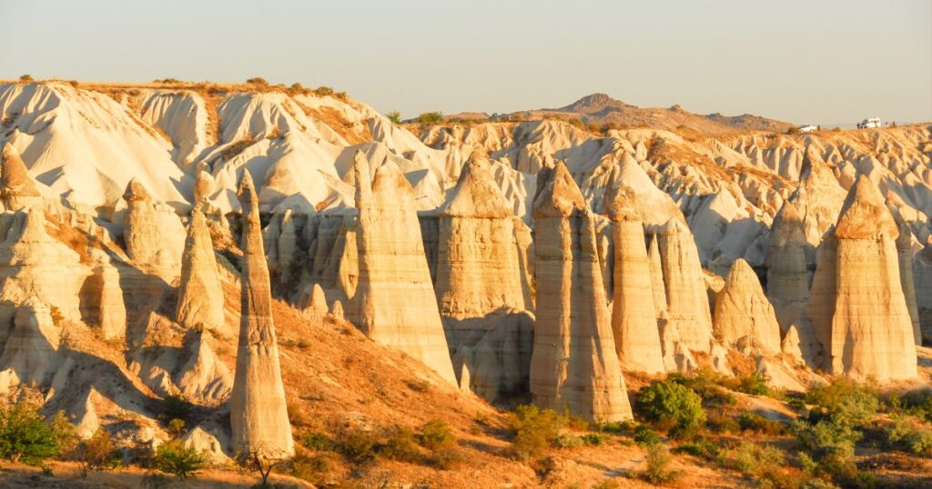 卡帕多奇亞蘑菇谷，有仙女煙囪之稱，又稱為僧侶谷。些奇特的岩層是由火山噴發和風雨侵蝕共同打造而成。