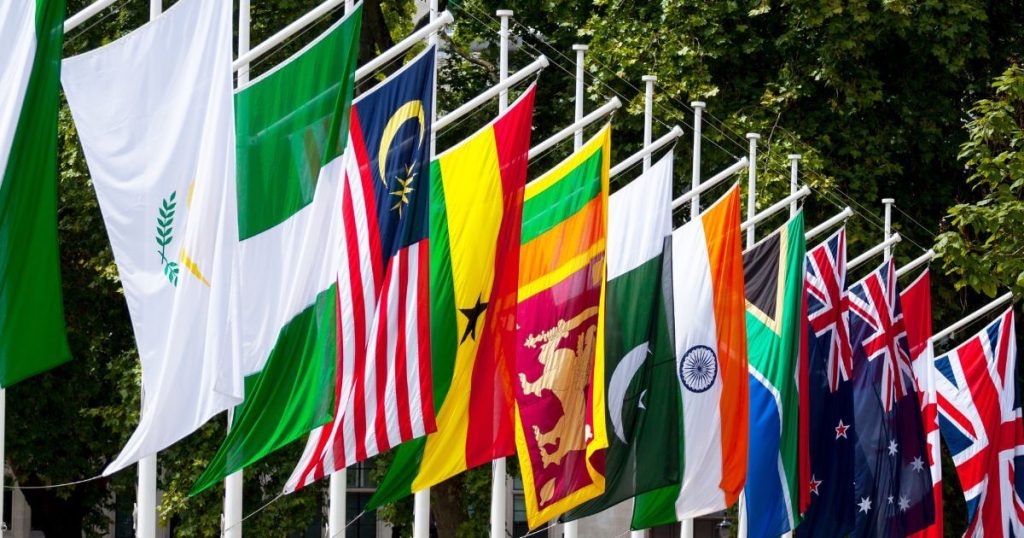 這張圖片展示了多個國協成員國的國旗，包括斯里蘭卡、印度、澳大利亞等國家。這些旗幟在藍天和綠樹的背景下高高飄揚，象徵著國際間的合作與團結，表現出國際組織的重要性和各國之間的聯繫。