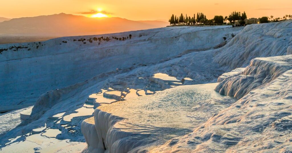 在餘暉映照下的巴慕卡麗