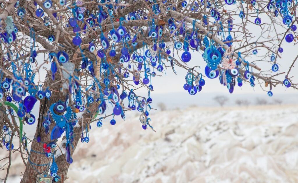 土耳其必買伴手禮清單，2025藍眼石依然榜上有名，藍眼石不僅美麗透亮，是土耳其手工藝傳承的寫照，更有驅邪避凶、守護的意象，來土耳其，一定要買回家做紀念。