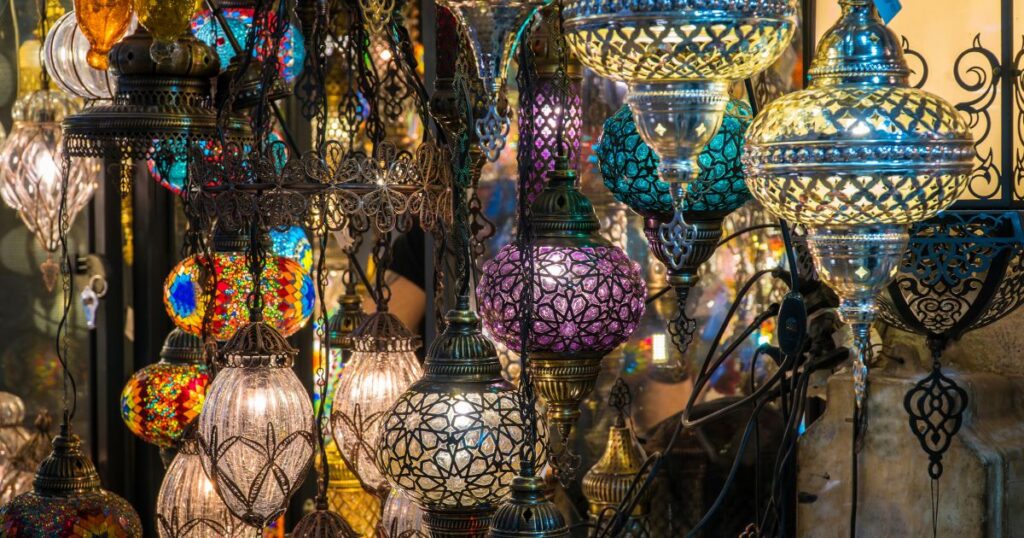 購買土耳其馬賽克燈，是將土耳其馬賽克玻璃帶回家的方法，在土耳其的建築隨處可見以馬賽克玻璃作裝飾的地方，因此，土耳其馬賽克燈也成為了可以為家中增添異國風情的必買伴手禮之一。