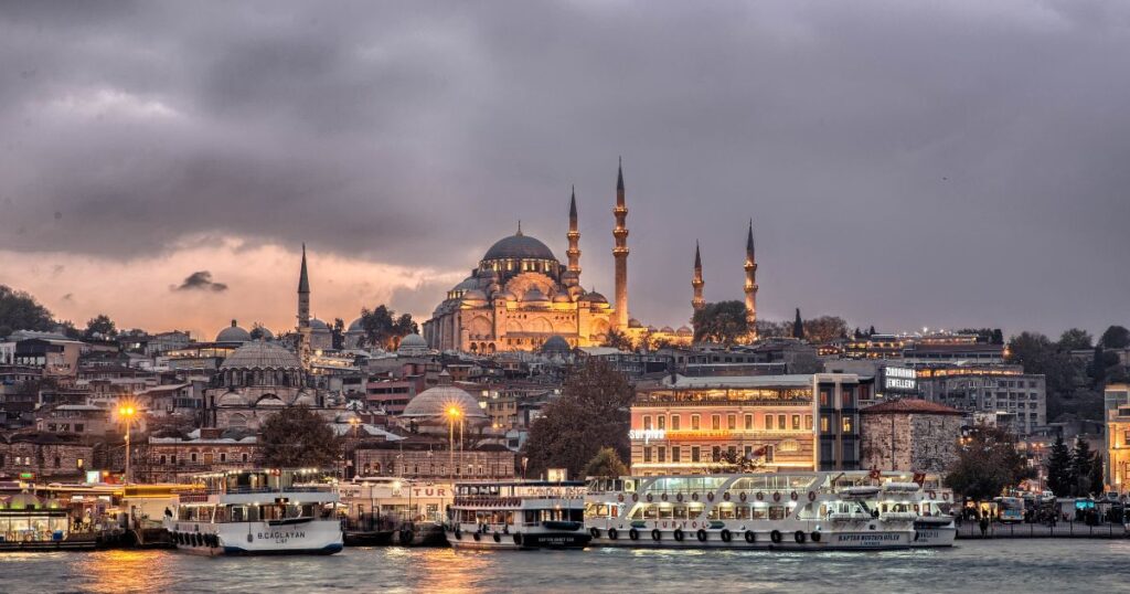 土耳其旅遊十一天十夜的行程中，可以安排2~3天在伊斯坦堡，這裡不只是土耳其最大的城市，更是文化之都。