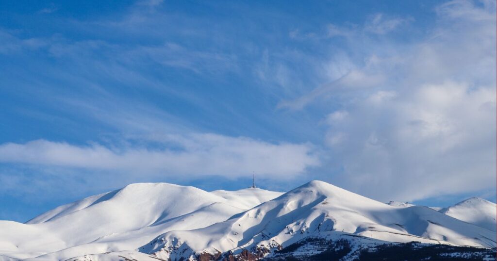 土耳其旅遊氣候多變，如果是冬季前往，可以到帕蘭多肯山，這裡氣溫低濕度高，被厚厚的雪覆蓋，非常適合滑雪。