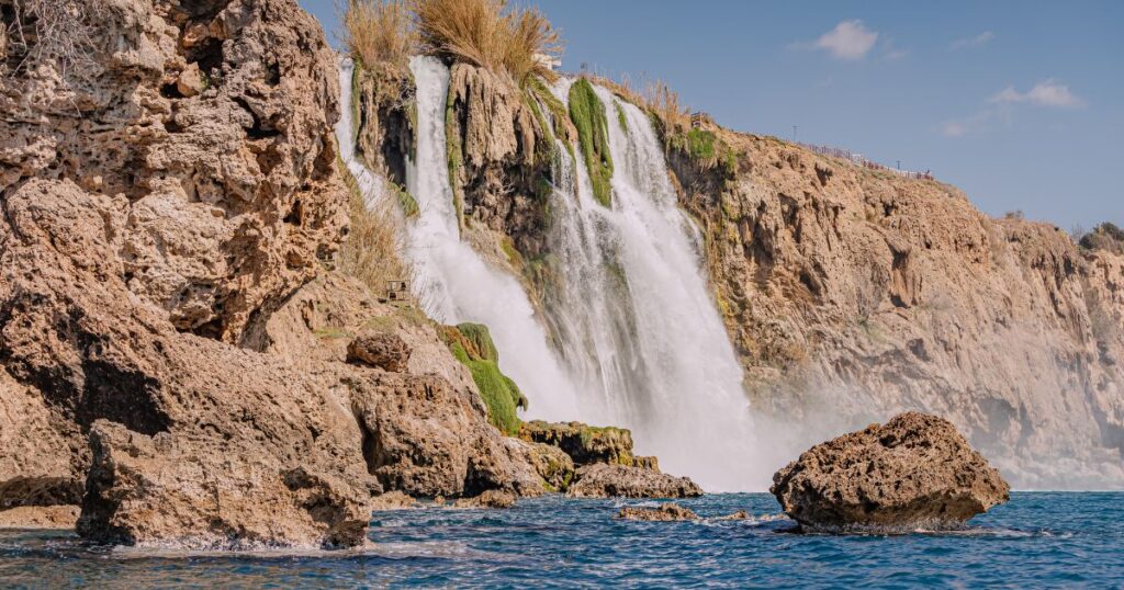 土耳其行程安排可以去位於安塔莉亞的杜登瀑布，壯觀的瀑布絕對是視覺饗宴。