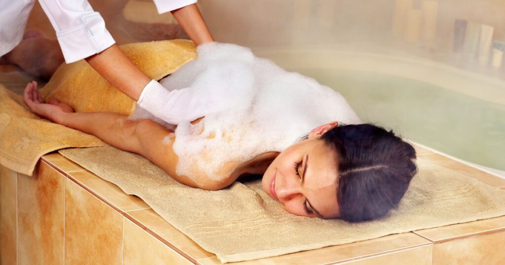 土耳其浴是安排土耳其旅遊景點時，可以順便體驗的行程，舒適的水蒸氣，有專人提供洗浴服務，舒適的搓澡過程會讓皮膚變得光滑喔。