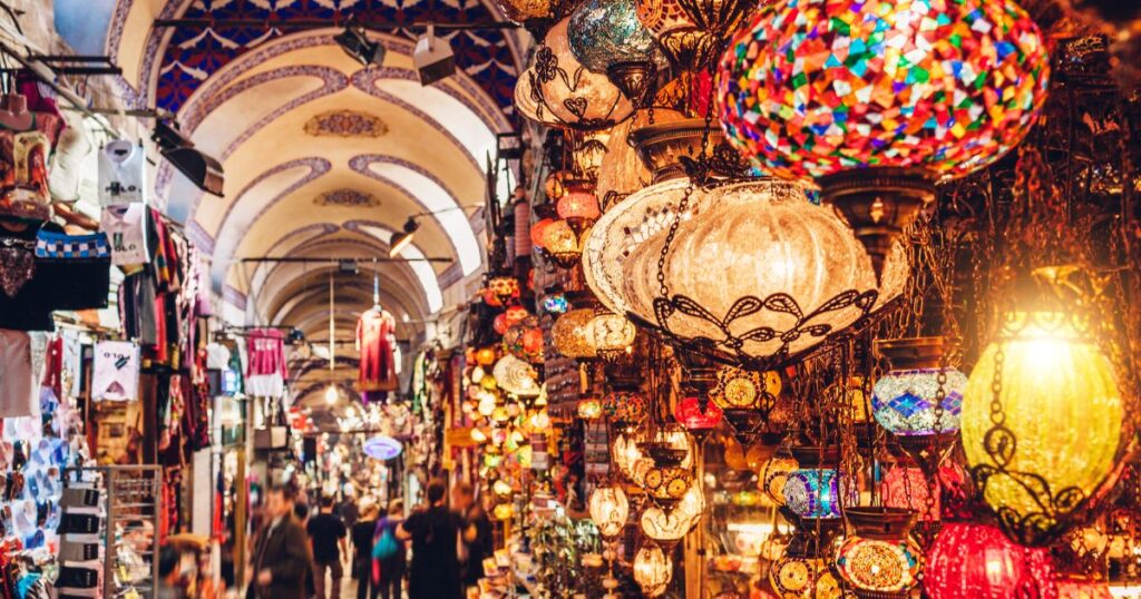 土耳其大巴札市集很適合作為土耳其旅遊景點的最後一站，在這裡，可以買好多伴手禮，也可以了解土耳其人的生活。