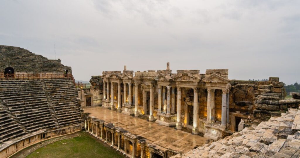 以弗所古城以過去留下的古老建築物而被列為土耳其旅遊景點之一，到土耳其一定不能錯過，要多多欣賞。