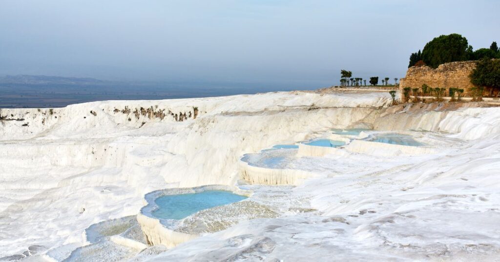 在過去棉堡以溫泉療養著稱，是許多患者壽終正寢的地方，近年來因其特殊地貌、景觀，成為了土耳其旅遊景點。