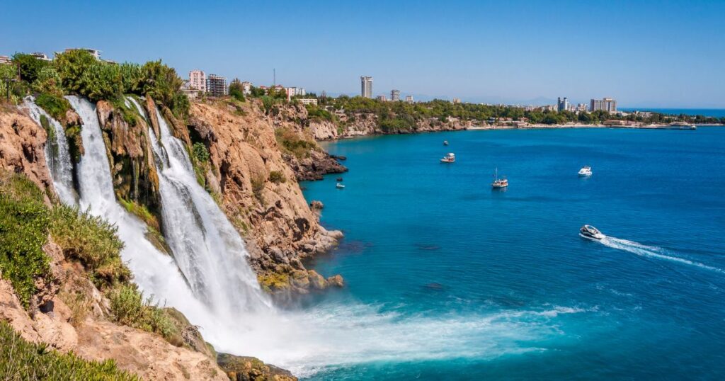 土耳其最佳旅遊景點之一藍色海岸，這裡接近愛琴海，是度蜜月、度假的最佳去處。