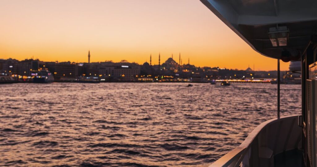 土耳其旅遊季節介紹中，推薦前往博斯普魯斯海峽夜遊，氣溫舒適宜人，創造獨特體驗。