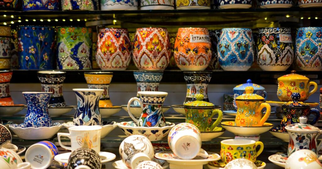 將土耳其旅遊機票花費省下來，可以用來購買土耳其手工藝品，如繪有特殊花紋的手工瓷器。