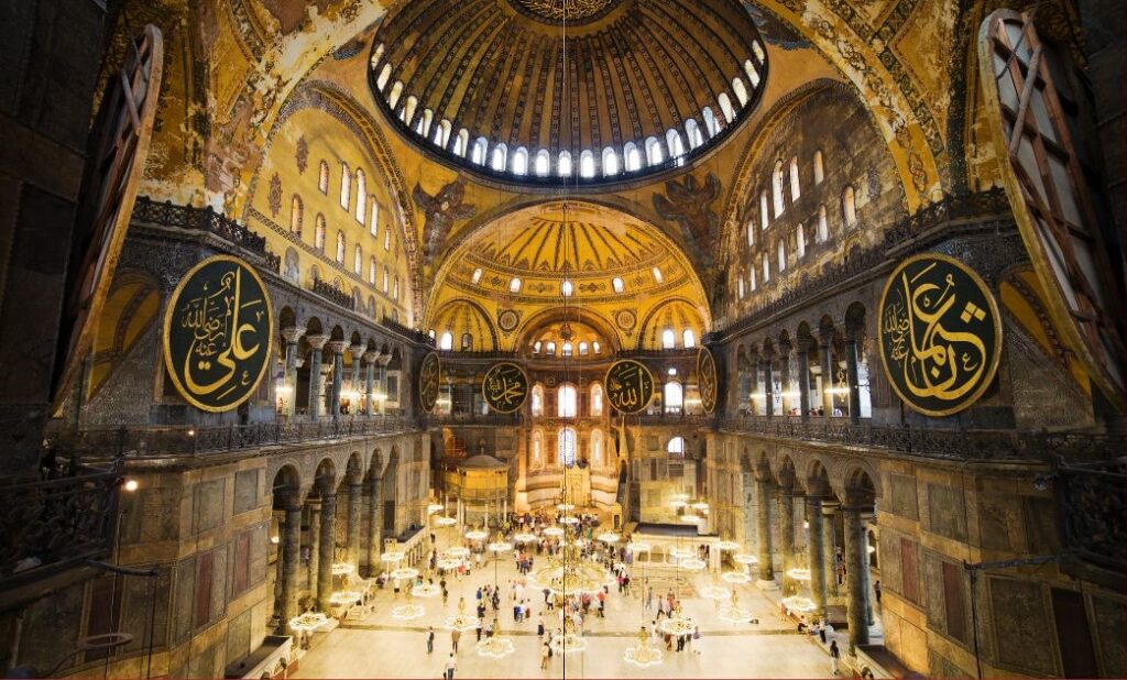 聖索菲亞大教堂乘載了土耳其的宗教演變，是土耳其行程中必去選項之一。