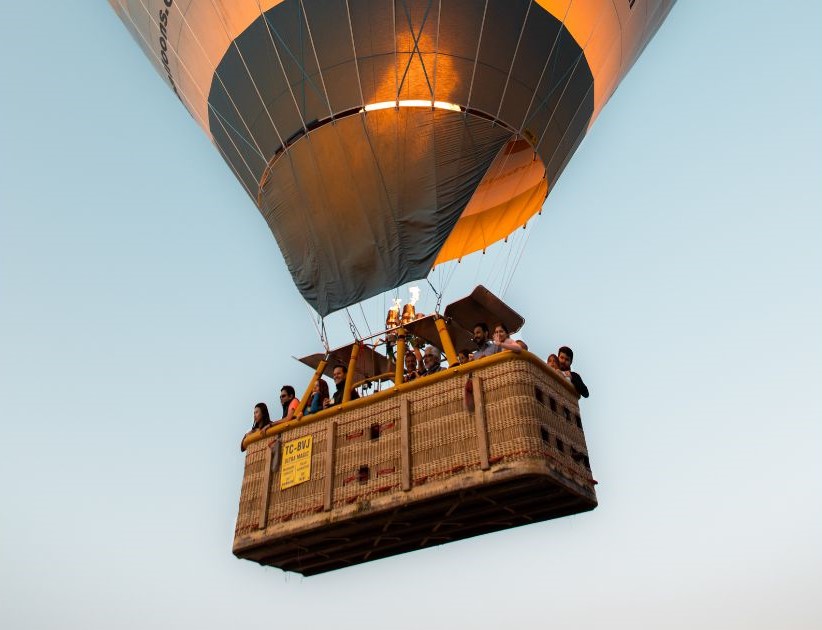 土耳其熱氣球一個籃子可搭乘32人左右，進入時是踩著外圍的洞爬進去的。所以去土耳其卡帕多奇亞體驗熱氣球時，一定要穿著輕便，並做好保暖。