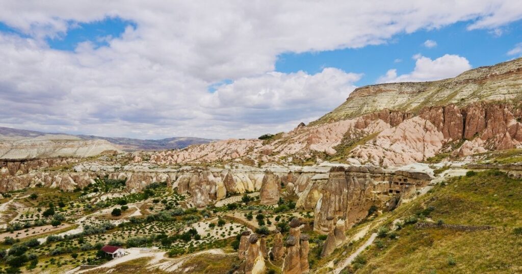 土耳其熱氣球拍照地點：玫瑰谷（Rose Valley），玫瑰谷是卡帕多奇亞著名景點之一，簡直是最浪漫的探險場景，來到這裡，絕對可以收穫滿滿美照。