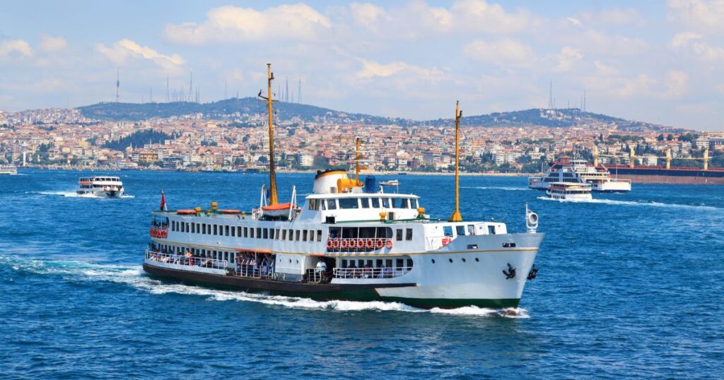 博斯普魯斯海峽遊船 (Bosphorus Tour) 是土耳其推薦必體驗的行程，這個活動將伊斯坦堡隔成歐洲區及亞洲區，從不同視角看兩岸景色，博斯普魯斯海峽呈現湛藍帶點綠色，不管是白天還是日落時段，都非常漂亮。