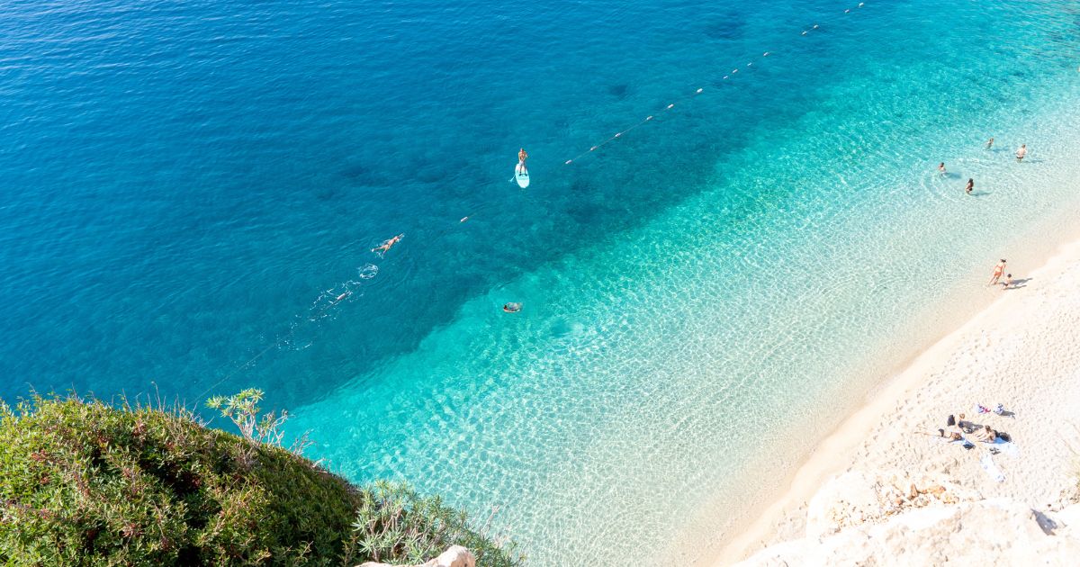 土耳其渡假勝地安塔利亞鄰近愛琴海，陽光、沙灘、比基尼一個都不少，最重要的就是入住海景房，欣賞超美的湛藍愛琴海。